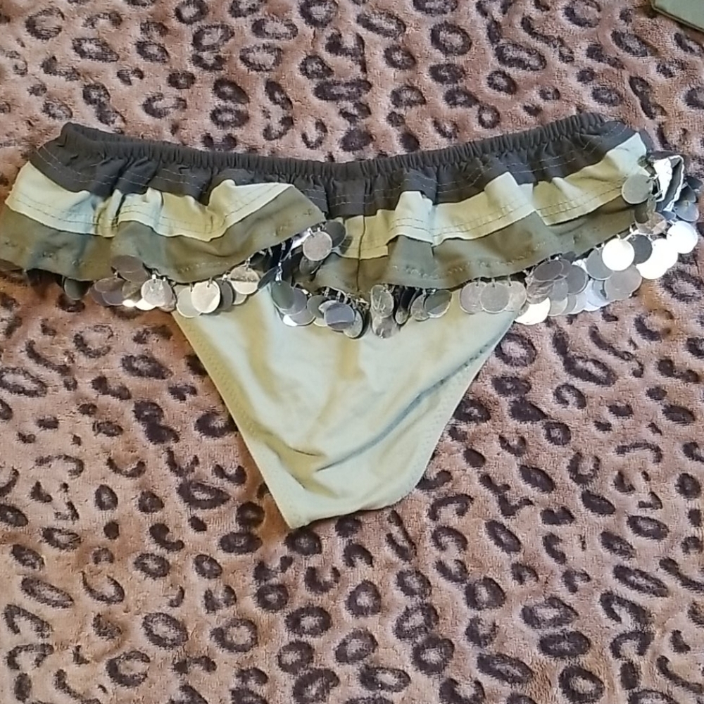 Green bikini - Picture 5 of 9